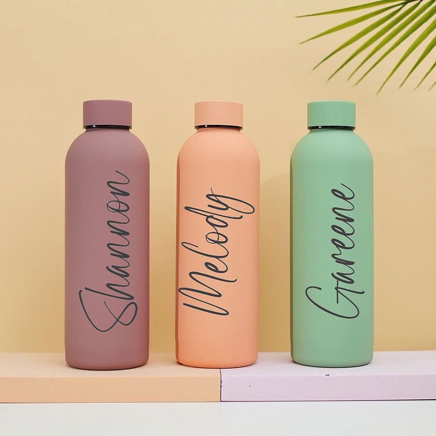 Sports Water Bottle Insulated - ขวดน้ำสแตนเลสสตีลแบบด้าน สามารถสลักชื่อได้ ลายตัวอักษรแบบคิวร์ซีฟ ป้องกันการรั่วซึม กระติกเก็บอุณหภูมิแบบพกพา เหมาะสำหรับใช้ในยิม