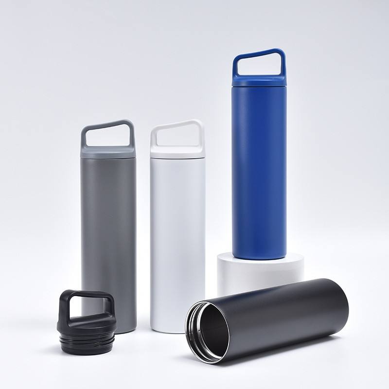 Sports Water Bottle Insulated - ขวดน้ำเก็บอุณหภูมิขนาด 20 ออนซ์ พร้อมหูจับเอียง ทำจากสแตนเลส เหมาะสำหรับใส่ในที่วางแก้วในรถยนต์